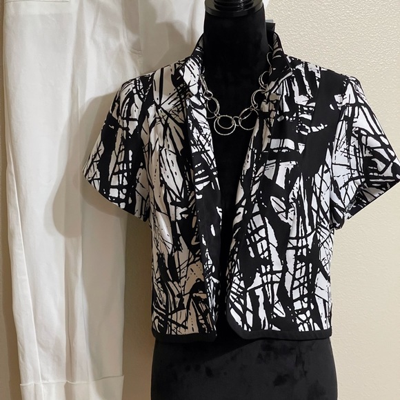 DRESS BARN SHORTSLEEVED BLACK AND WHITE JACKET SZ 16 - Picture 4 of 9